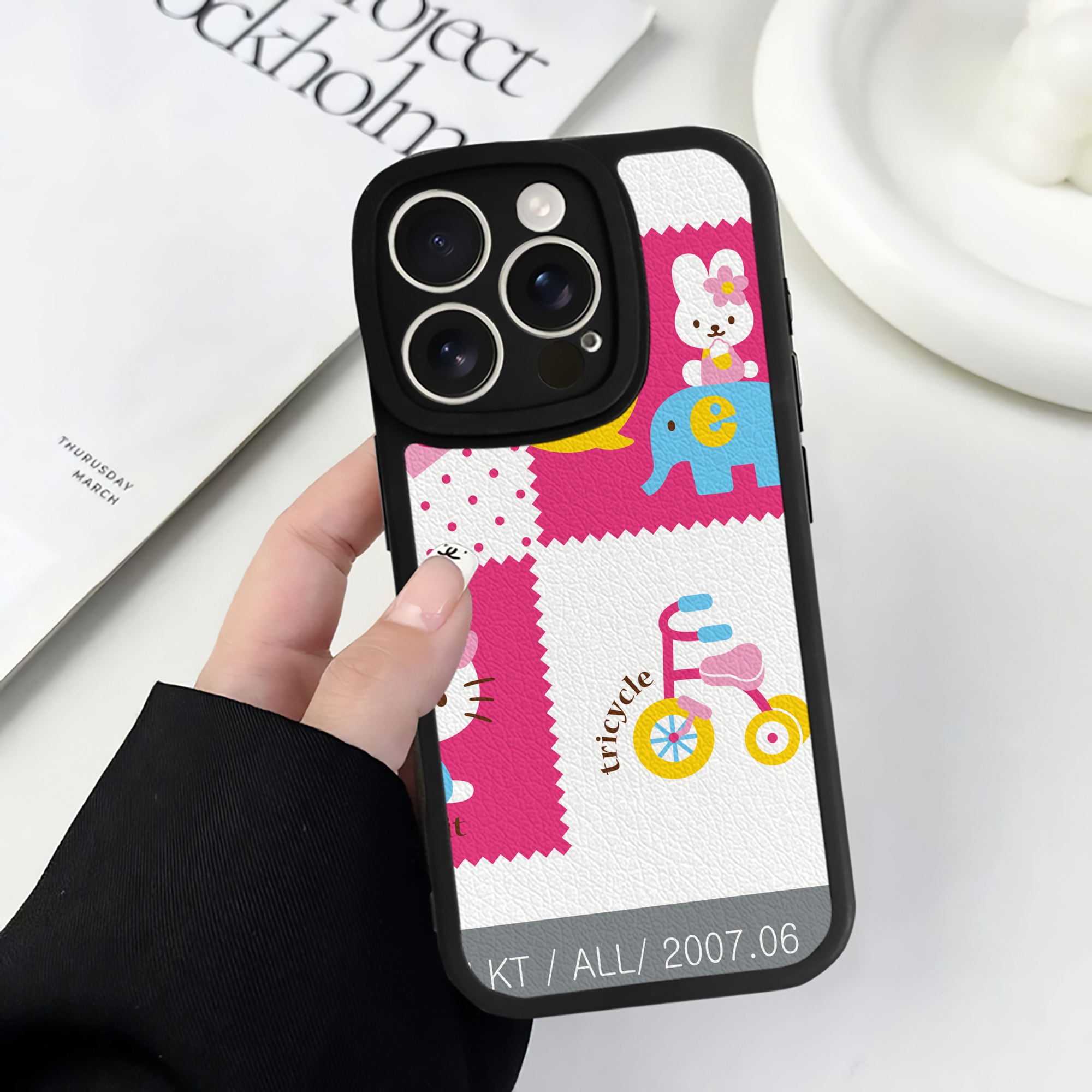 （画像用） Hello Kitty ハローキティ 【iPhone 16シリーズ対応】シリコンスマホケース（レザー調） 材質：シリコン